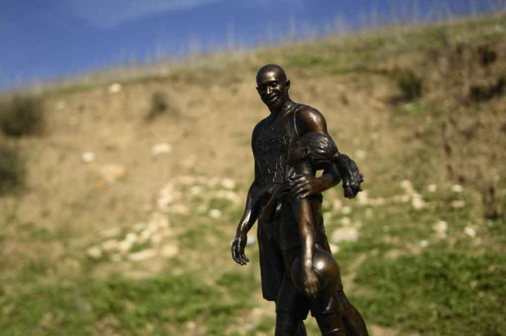 Patung Kobe Bryant dan Putrinya Dipajang di Lokasi Kecelakaan