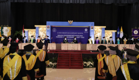 Rektor UGM Wisuda 979 Mahasiswa Pascasarjana, Lulusan Tercepat 1 Tahun 1 Bulan