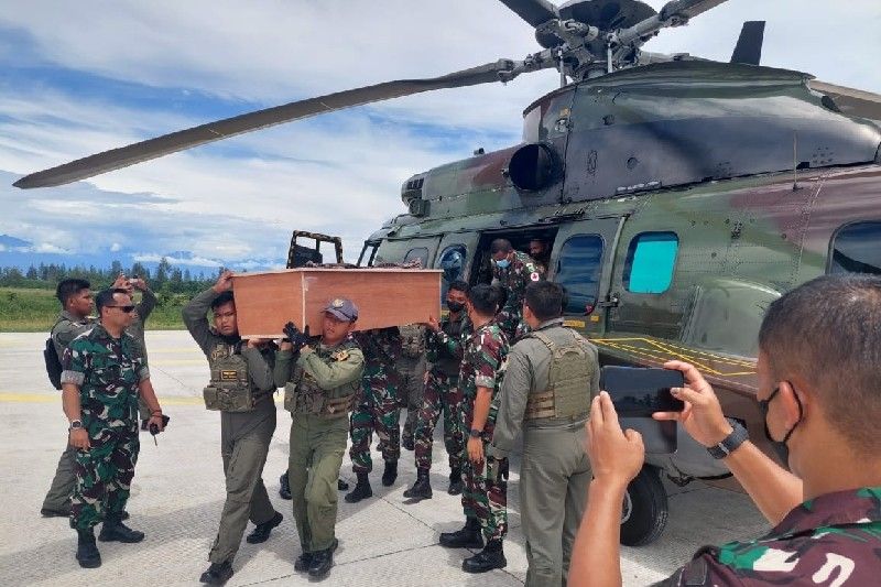 Jenazah tiga prajurit yang gugur dalam kontak tembak di Gome, Kabupaten Puncak, Papua, Kamis (27/1), dievakuasi ke Timika menggunakan helikopter Caracal. ANTARA/HO/Korem 173 PVB