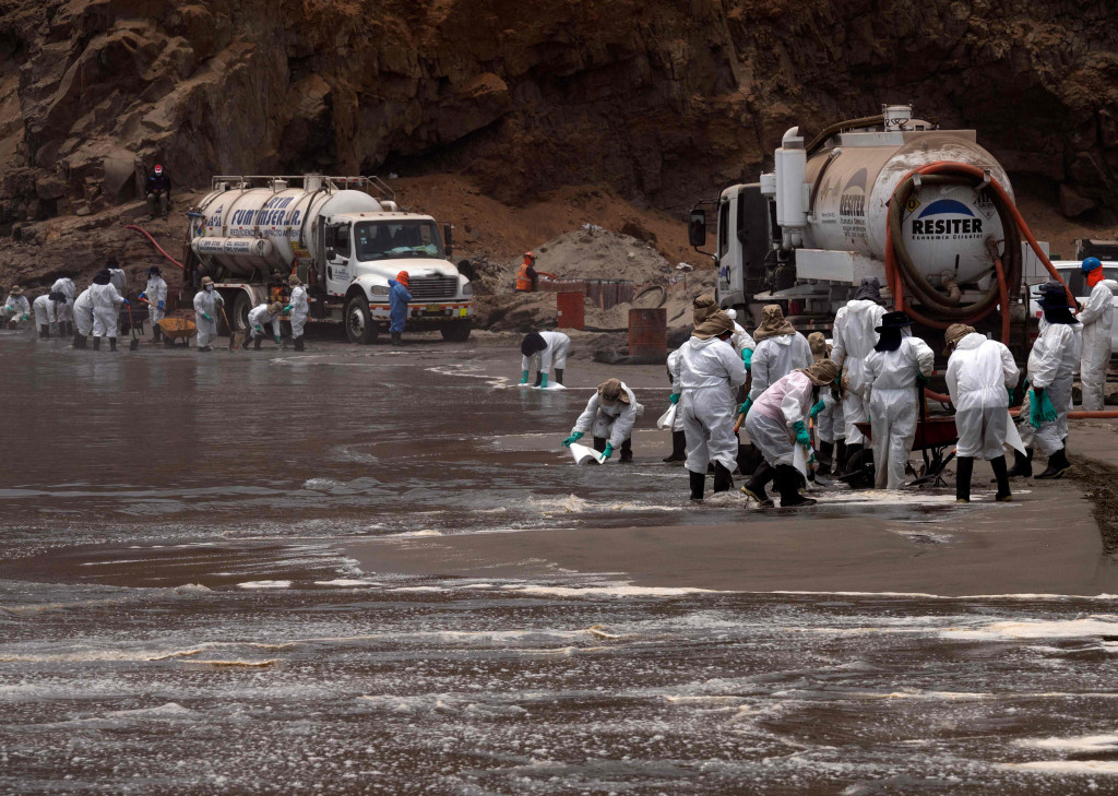 Kerja Keras Petugas Bersihkan Pantai di Peru dari Tumpahan Minyak