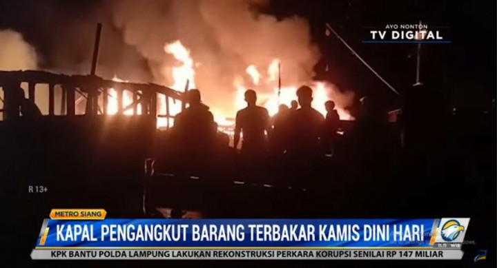 2 Kapal Barang Terbakar di Pelabuhan Kota Parepare