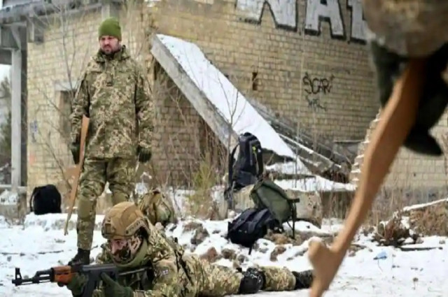 Pasukan Ukraina melakukan pelatihan ketat untuk mengantisipasi serangan dari Rusia. Foto: AFP