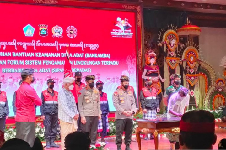 Kapolri Kukuhkan Bankamda dan Forum Sipanduberadat di Bali