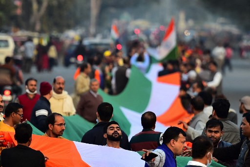 Politikus India Bagi-bagi Pamlfet Kampanye Sambil Sebar Air Liur