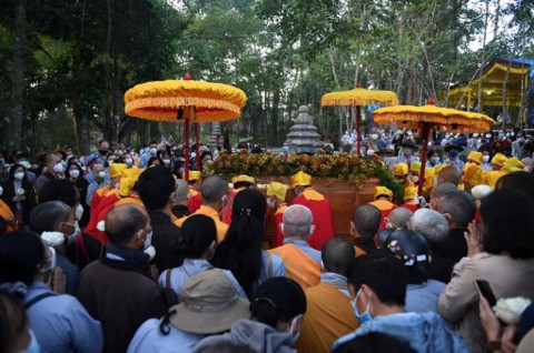 Ribuan Orang Iringi Prosesi Pemakaman Biksu Thich Nhat Hanh