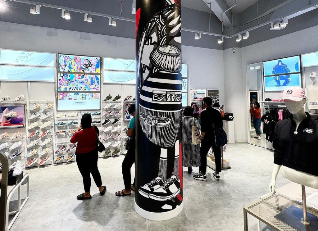 Gambar karya Darbotz hiasi gerai Foot Locker Indonesia (Foto: instagram darbotz)
