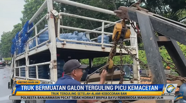 Ban Bocor, Truk Bermuatan Galon Terguling di Jakarta Pusat