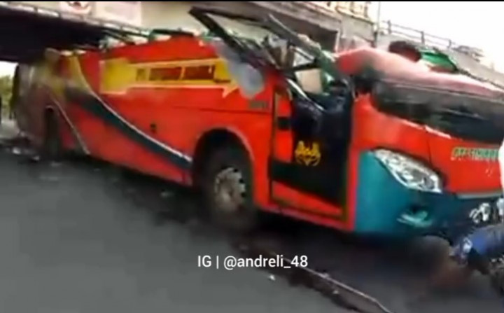 Ngeri! Bus Tabrak <i>Fly Over</i> di Padang Panjang Sampai Atap Hilang