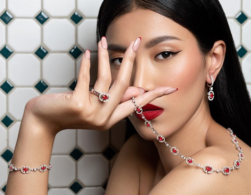 Flamma Collection terdiri dari rangkaian perhiasan mulai dari kalung, cincin, gelang dan anting-anting dengan batu Ruby yang menawan. (Foto: Dok. Mondial)