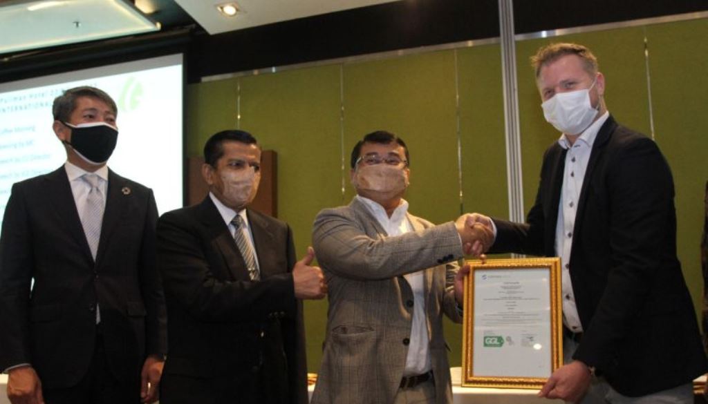 Direktur Utama IGE Dikki Akhmar (kedua kanan) menerima sertifikat green gold label yang diserahkan oleh Direktur Control Union Jurriaan Boer (kiri) di Jakarta. FOTO: ANTARA/HO-IGE