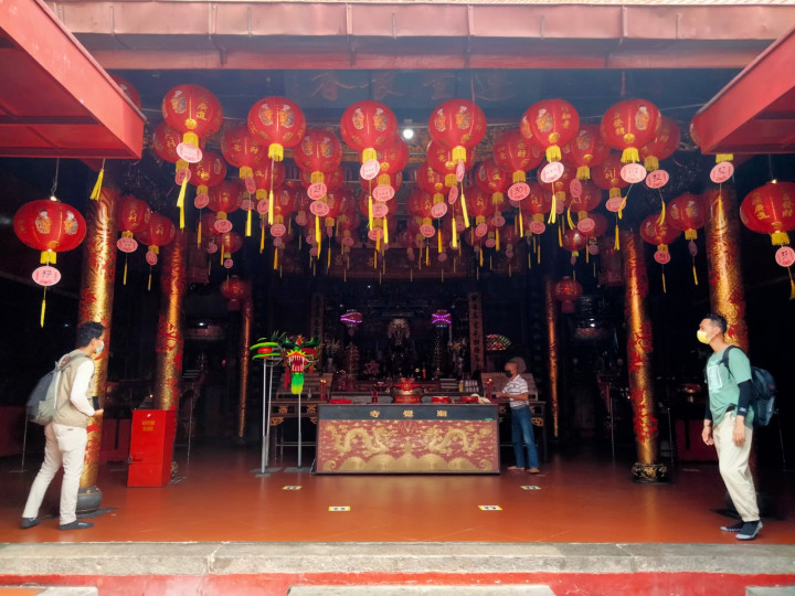 Swadaya, Warga Cirebon Gantung Lampion di Vihara Dewi Welas Asih