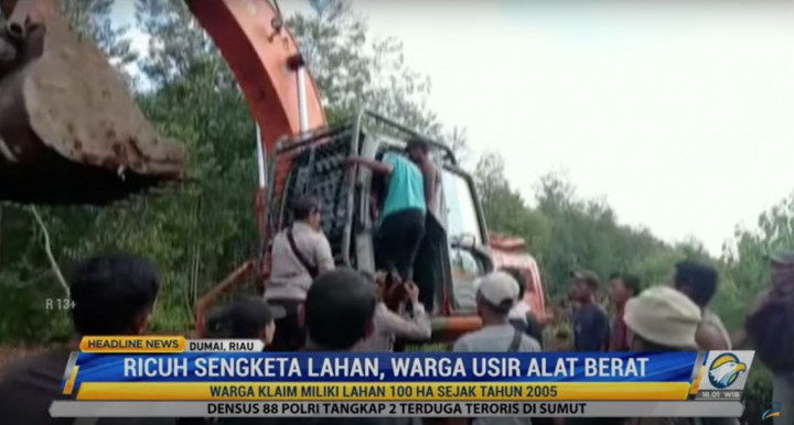 Lahan Sawit Digaruk Alat Berat, Warga Balik Melawan