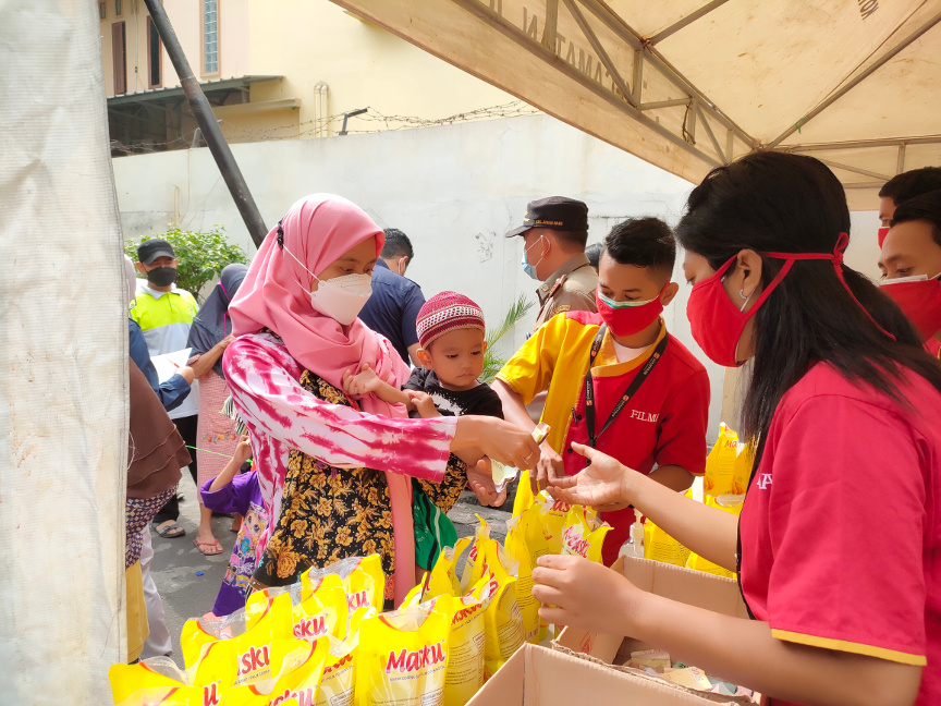 Ilustrasi minyak goreng satu harga diserbu masyarakat - - Foto: Medcom/ Christian