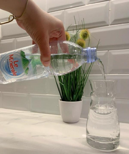 Pastikan Anda tetap terhidrasi dengan minum minimal delapan gelas air putih sehari. Le Minerale dapat menjadi pilihan untuk memenuhi kebutuhan cairan tubuh (Foto:Medcom.id/Rosa Anggreati)