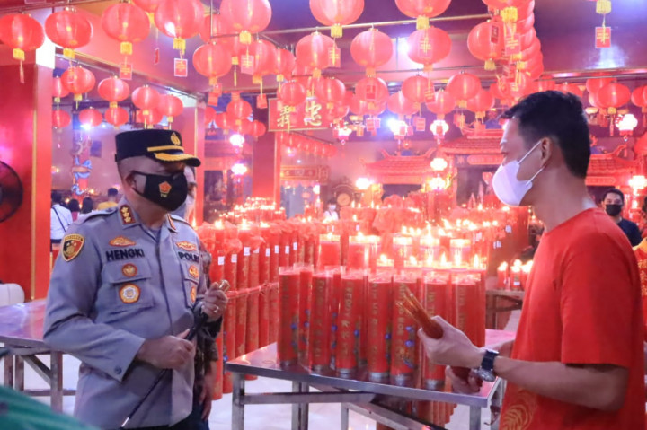 Malam Imlek di Kelenteng Hok Lay Kiong Bekasi Berjalan Sederhana