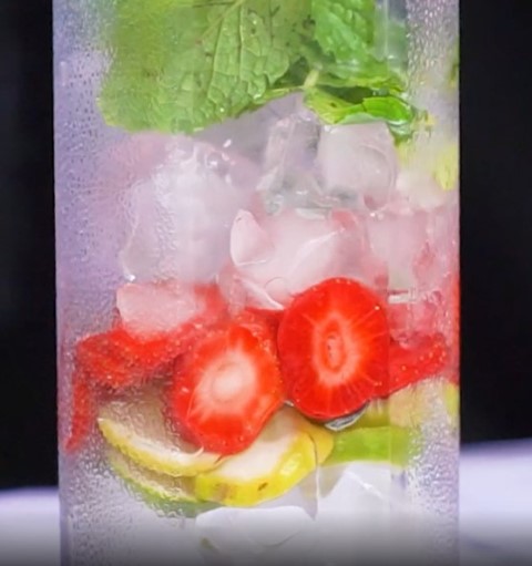 Mau coba bikin infuse water stoberi mint? Mudah kok, yuk buat! (Foto: Dok. Endeus TV)