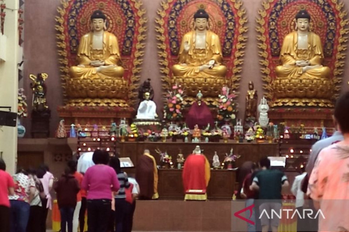 Pembacaan Sutra dan Pelita di Wihara Dharmakirti Terbatas