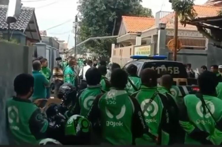 Viral! Emak-emak di Cirebon Digeruduk Ratusan Ojol, Ini Penyebabnya