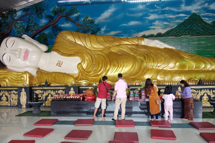 Potret Umat Buddha Sembahyang di Vihara Buddha Tidur