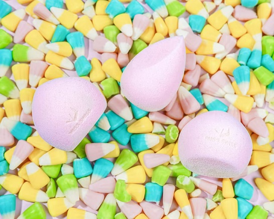 Beauty blender adalah spons make up dengan berbagai bentuk dan fungsi. (Foto: Ilustrasi. Dok. Unsplash.com)