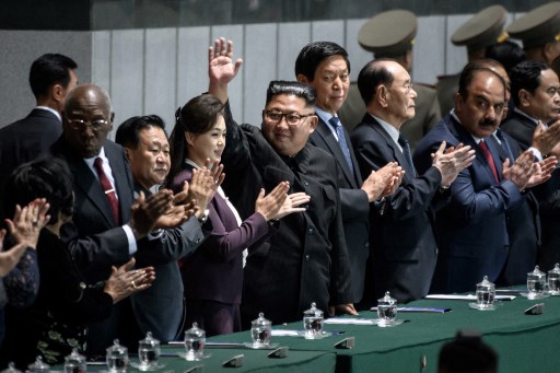 Pemimpin Korut, Kim Jong-un dan istrinya Ri Sol-ju dalam pertemuan publik di Korea Utara./AFP