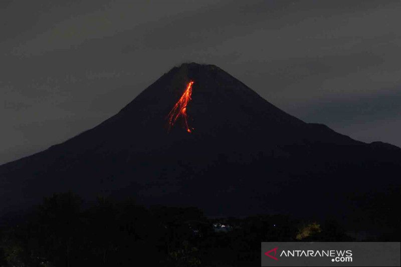 Pemandangan Gunung Merapi yang sedang mengeluarkan guguran lava pijar terlihat dari Srumbung, Magelang, Jawa Tengah, Senin (3/1/2022). (ANTARA FOTO/Andreas Fitri Atmoko/rwa)