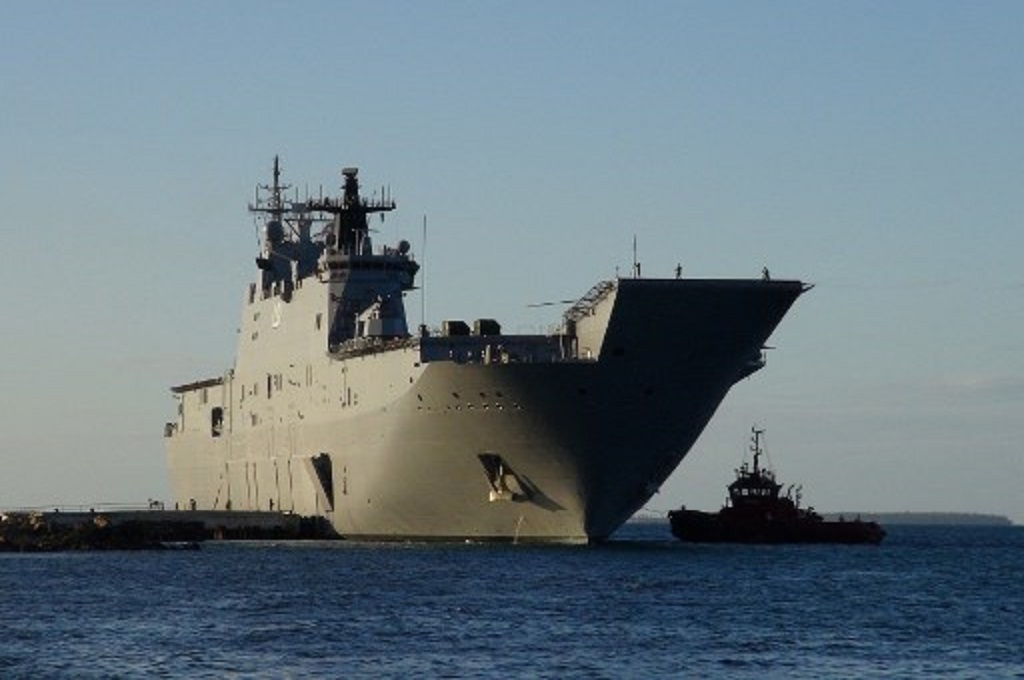 Kapal Angkatan Laut Australia HMAS Adelaide yang membawa bantuan darurat berlabuh di Vuna Wharf, Tonga, 26 Januari 2022. (Mary Lyn FONUA / Matangi Tonga / AFP)