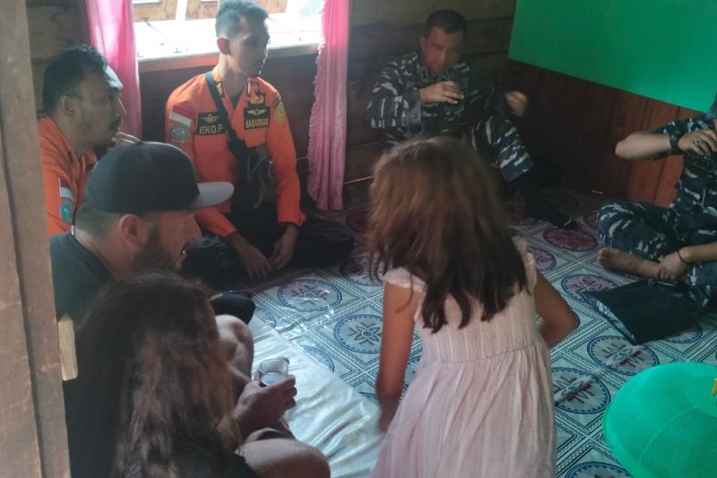 Empat warga Kanada terombang-ambing di perairan Lingga, Kepri, berhasil diselamatkan dalam keadaan sehat dan aman, Selasa (1/2). (ANTARA/HO-Humas SAR Tanjungpinang)