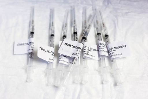 Jarum suntik yang digunakan dalam vaksinasi covid-19. Foto: AFP