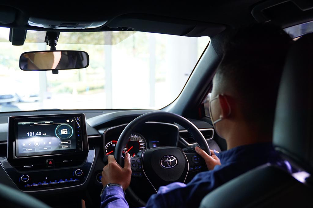 Ilustrasi mengemudi. Auto2000