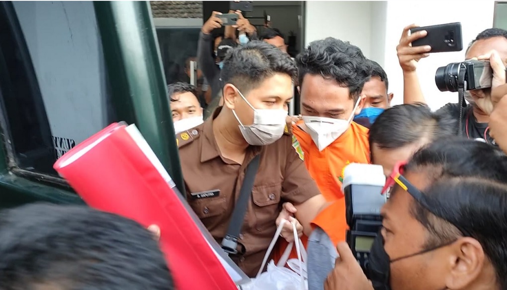 Randy Bagus Sasongko mengenakan rompi tahanan Kejari Kabupaten Mojokerto. Metro TV