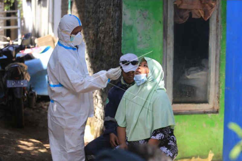  Petugas kesehatan melakukan tes usap PCR kepada warga di RT05 Desa Sukaurip, Balongan, Indramayu, Jawa Barat, Selasa, 25 Januari 2022. ANTARA FOTO/ Dedhez Anggara