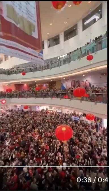 Tangkapan layar kerumunan perayaan Imlek di Festival Citilink Mall Kota Bandung.
