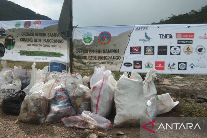 Miris, 1,5 Ton Sampah Terkumpul dari Jalur Pendakian Gunung Gede-Pangrango