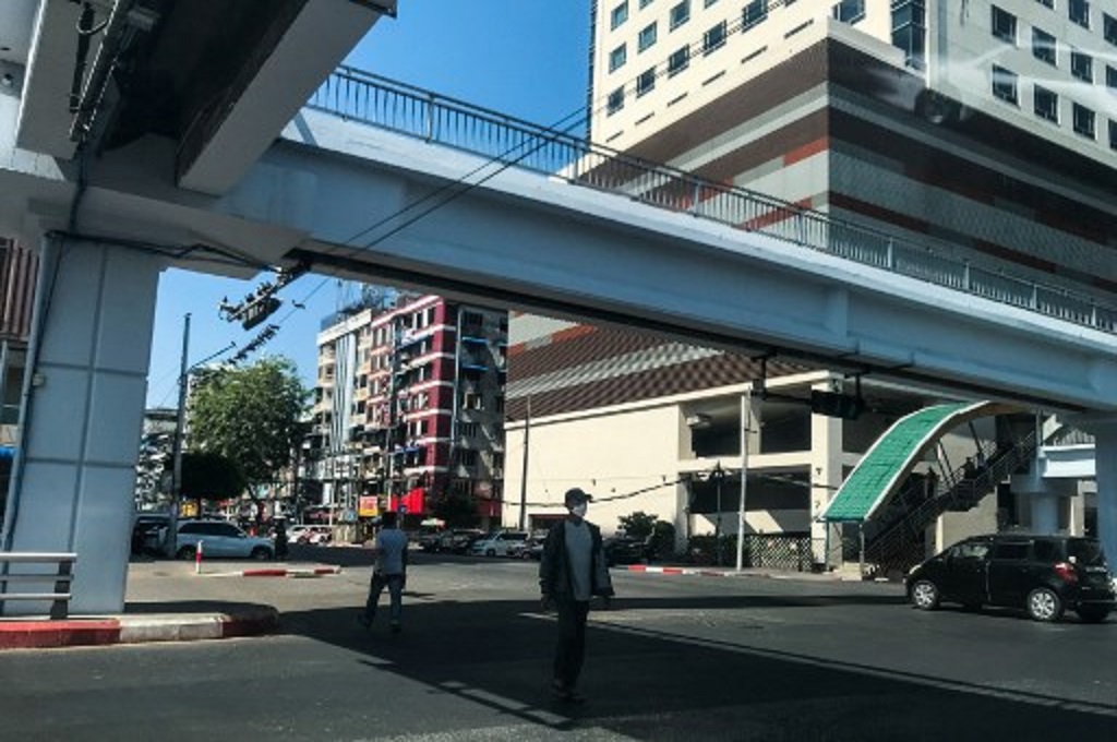 Warga Myanmar berada di salah satu ruas jalan yang terlihat lengang di Yangon, 1 Februari 2022. (STR / AFP)