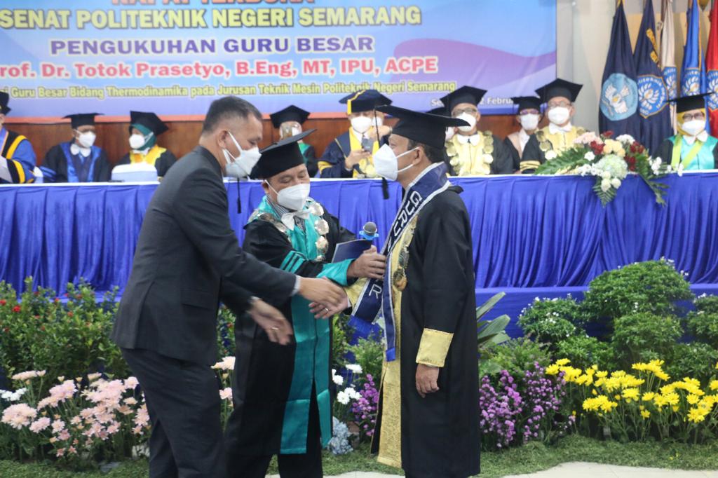 Pengukuhan guru besar Direktur Politeknik Negeri Semarang, Totok Prasetyo.  Foto: Dok. Kemendikbudristek