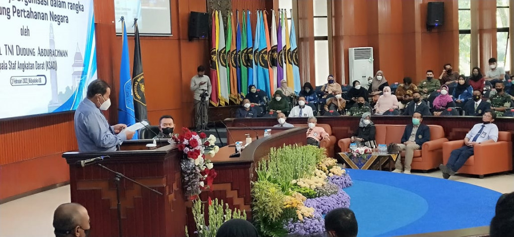Kepala Staf Angkatan Darat (KSAD) Jenderal TNI Dudung Abdurachman menjadi pemateri dalam Kuliah Tamu Ketahanan Nasional di Universitas Brawijaya (UB) Rabu, 2 Februari 2022. Medcom.id/Daviq Umar