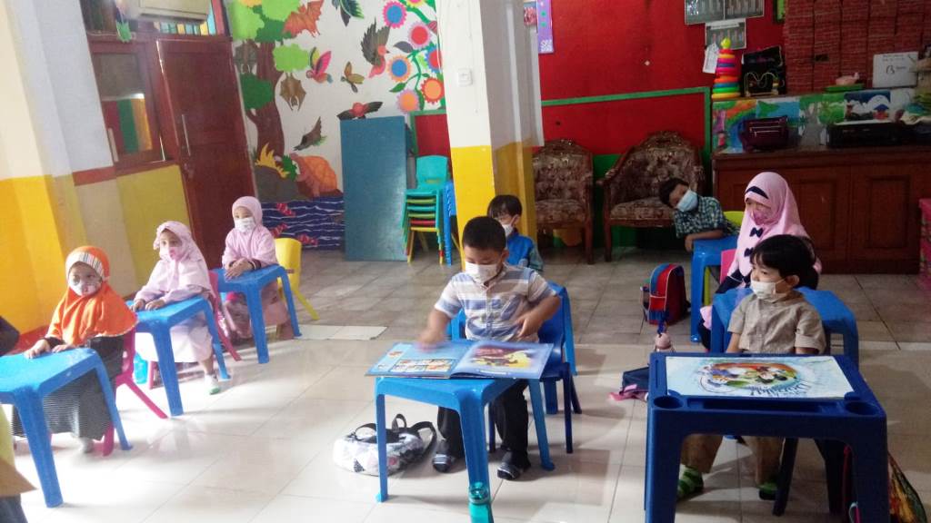 Patuh memakai masker demi menghindari virus covid-19 saat PTM (Foto: Dok. TK Riyadhul Jannah)