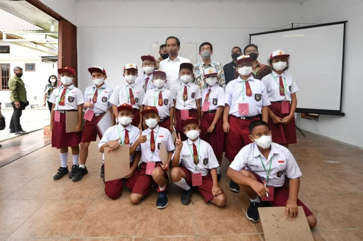 Momen Jokowi Bertemu Anak-anak Pandai Matematika di Humbang Hasundutan