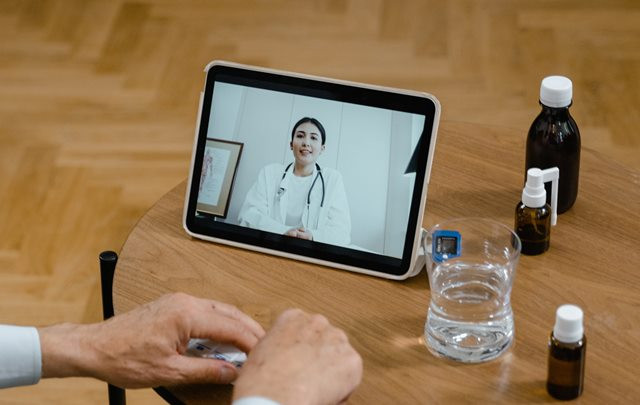 Pemerintah memberikan layanan telemedisin bagi pasien yang terinfeksi varian Omicron saat isolasi mandiri.  (Foto: Ilustrasi/Pexels.com)