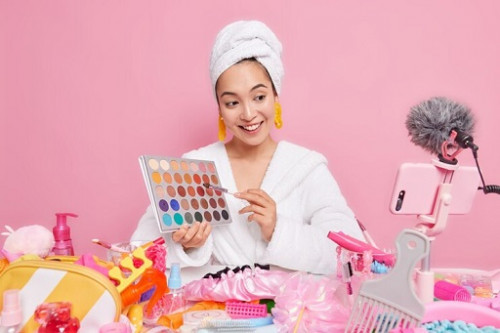 Istilah 'Cakey', 'Flaky', atau 'Creasing' paling sering diucapkan oleh Beauty Vlogger saat mereka membuat konten make up tutorial. (Foto: Ilustrasi. Dok. Freepik.com)