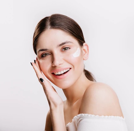 Sunscreen butuh waktu untuk menyerap di kulit, karena itu, aplikasikan sunscreen 30 menit sebelum beraktivitas di luar ruangan. (Foto: Ilustrasi. Dok. Freepik.com)