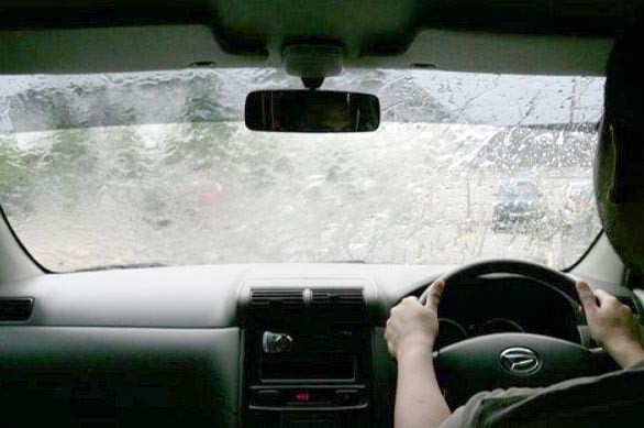 3 Langkah Mengemudi Aman & Nyaman Saat Hujan