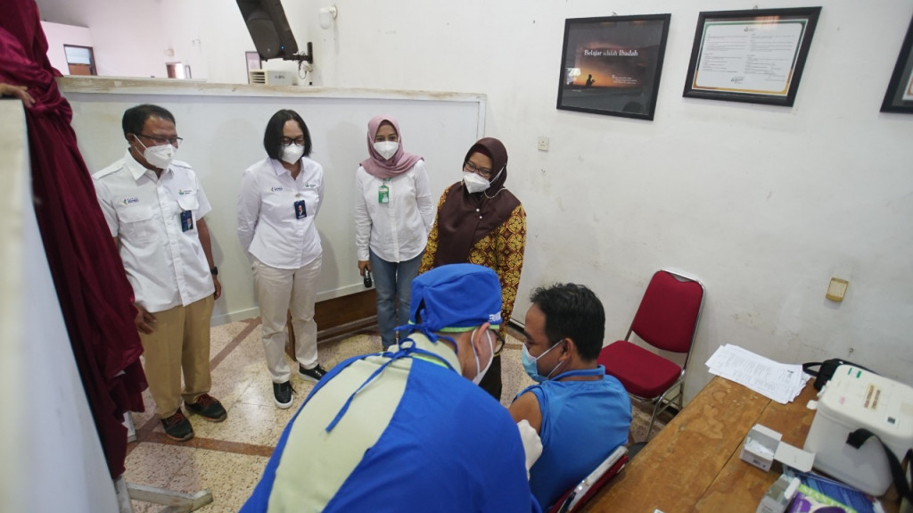 Suasana vaksinasi dosis ketiga di Petrokimia Gresik. Foto: Istimewa