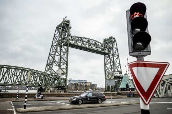 Rotterdam Belum Akan Bongkar Jembatan Bersejarah untuk Kapal Jeff Bezos