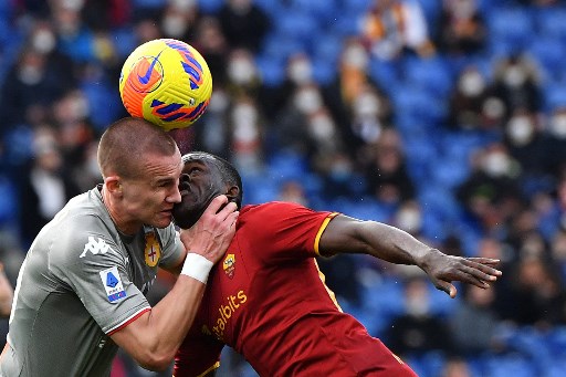 Diwarnai Dua Kartu Merah, Roma Berbagi Poin dengan Genoa