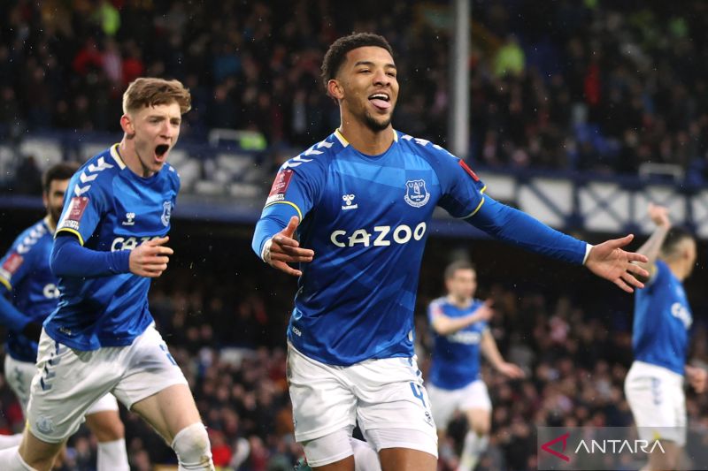 Penggawa Everton Mason Holgate (kanan) merayakan golnya ke gawang Brentford. (ANTARA/Reuters/MOLLY DARLINGTON)