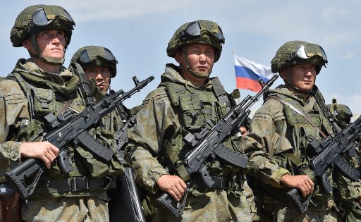 Pasukan Rusia diduga dikerahkan lebih banyak lagi di Krimea dan Belarusia. Foto: AFP