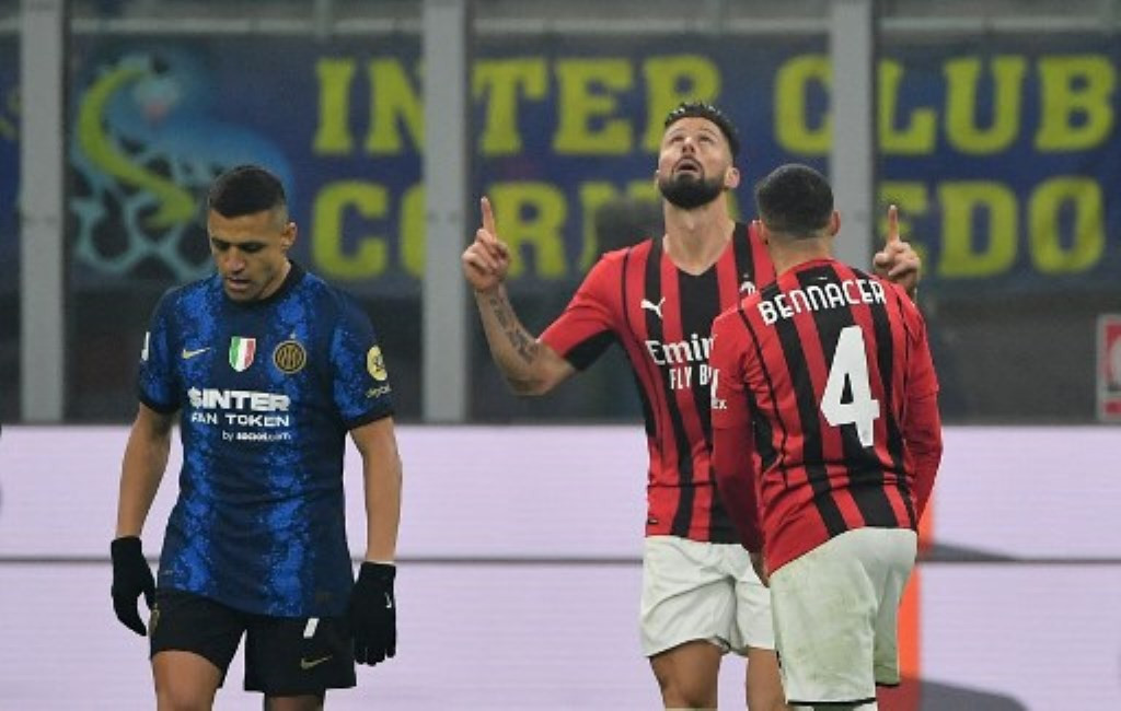 Selebrasi striker AC Milan Olivier Giroud (tengah) usai mencetak gol ke gawang Inter Milan (Foto: AFP/Isabella Bonotto)