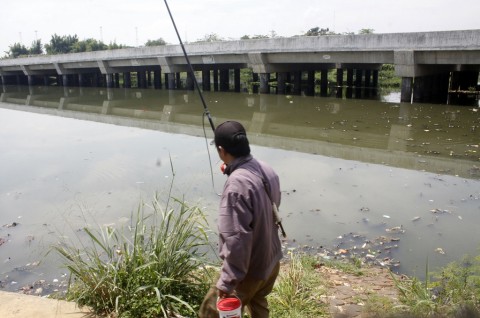 Ilustrasi memancing/MI/Barry Fatahilah